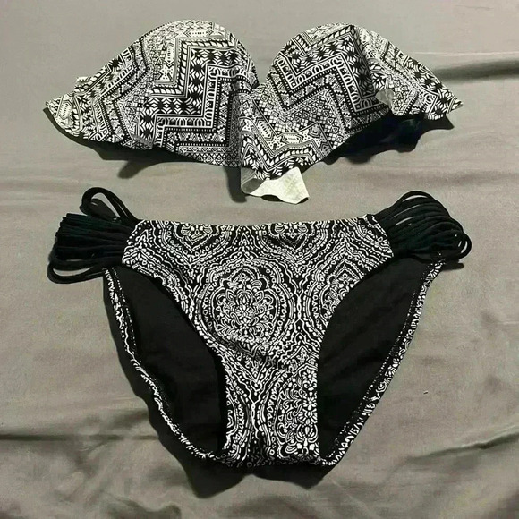Black and White Bikini - Picture 1 of 4